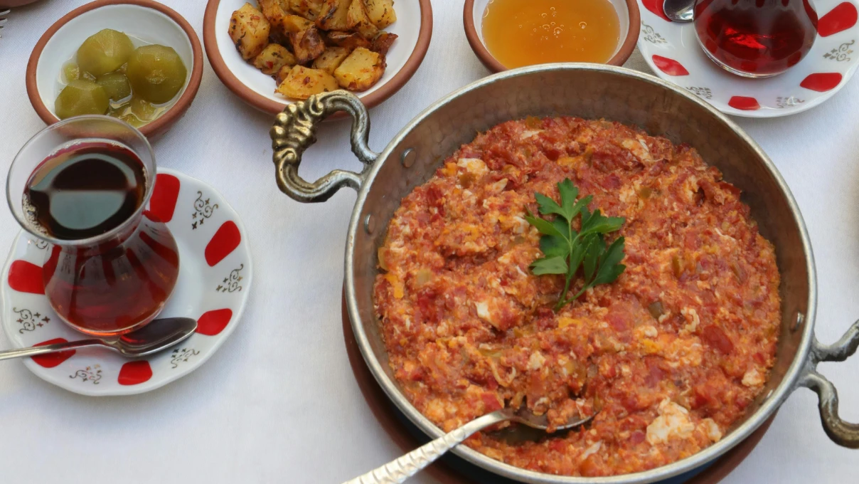 Bayram sabahı kahvaltıda olmazsa olmaz lezzetlerinin tarifleri! Türkiye'nin yüzde 50 sucuklu yumurta yüzde 50 menemen yapacak 8 Asli 2026 03 16T150956.080
