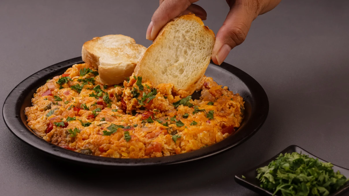 Bayram sabahı kahvaltıda olmazsa olmaz lezzetlerinin tarifleri! Türkiye'nin yüzde 50 sucuklu yumurta yüzde 50 menemen yapacak 7 Asli 2026 03 16T151338.136