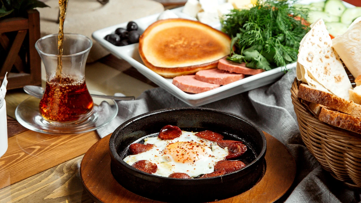 Bayram sabahı kahvaltıda olmazsa olmaz lezzetlerinin tarifleri! Türkiye'nin yüzde 50 sucuklu yumurta yüzde 50 menemen yapacak 6 Asli 2026 03 16T151508.598