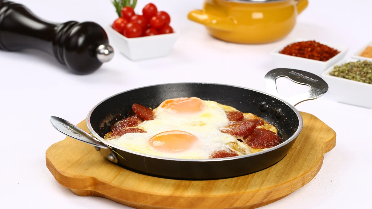 Bayram sabahı kahvaltıda olmazsa olmaz lezzetlerinin tarifleri! Türkiye'nin yüzde 50 sucuklu yumurta yüzde 50 menemen yapacak 5 Asli 2026 03 16T151541.242