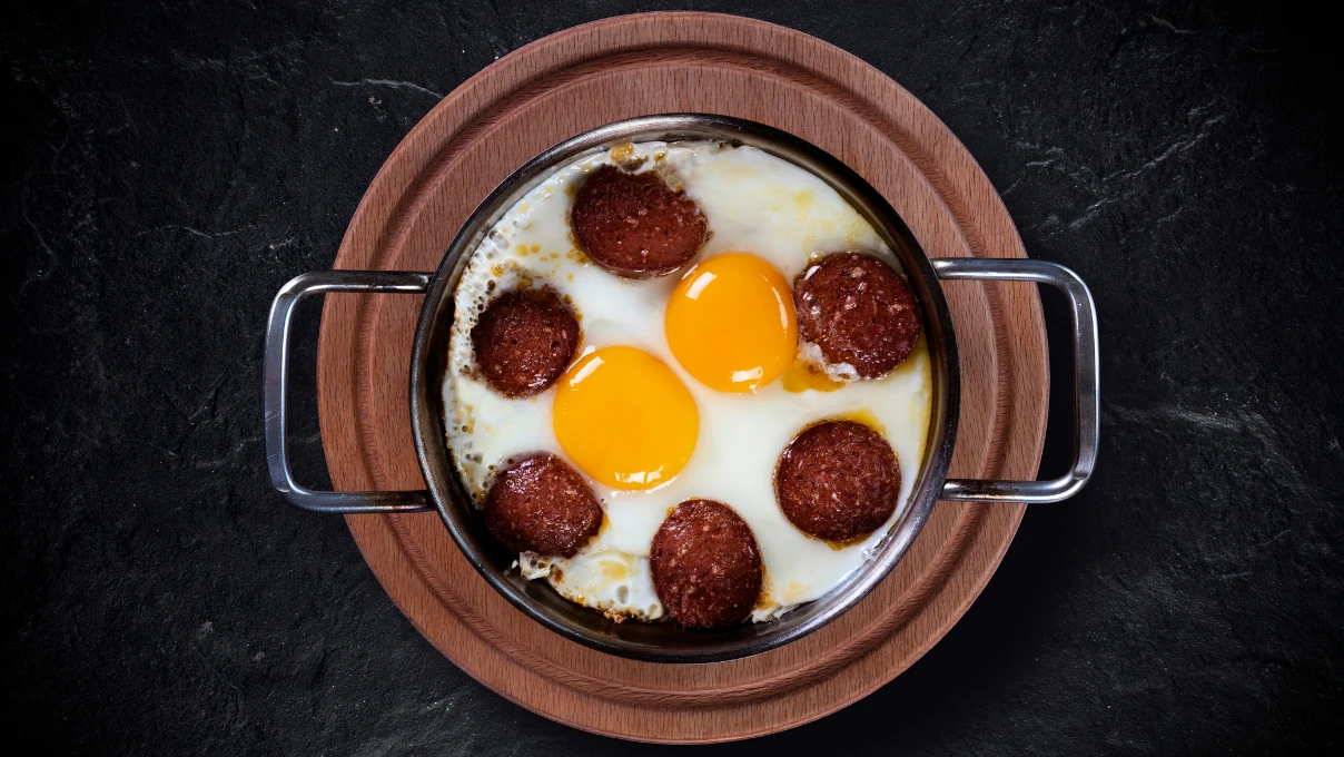 Bayram sabahı kahvaltıda olmazsa olmaz lezzetlerinin tarifleri! Türkiye'nin yüzde 50 sucuklu yumurta yüzde 50 menemen yapacak 4 Asli 2026 03 16T151603.766
