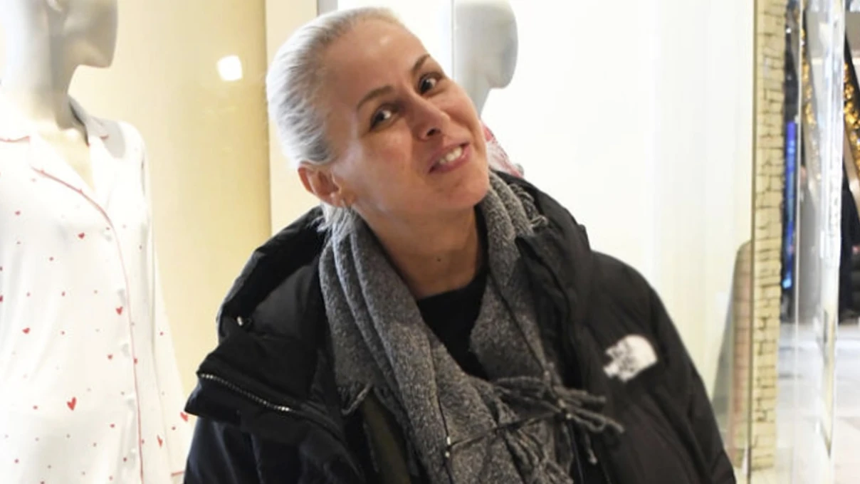 Niran Ünsal Yunanistan’da yeni iş kurdu! 90’lı Yılların sevilen isminin temizlikçi mi olacak? 4 Asli 2026 03 26T123732.609