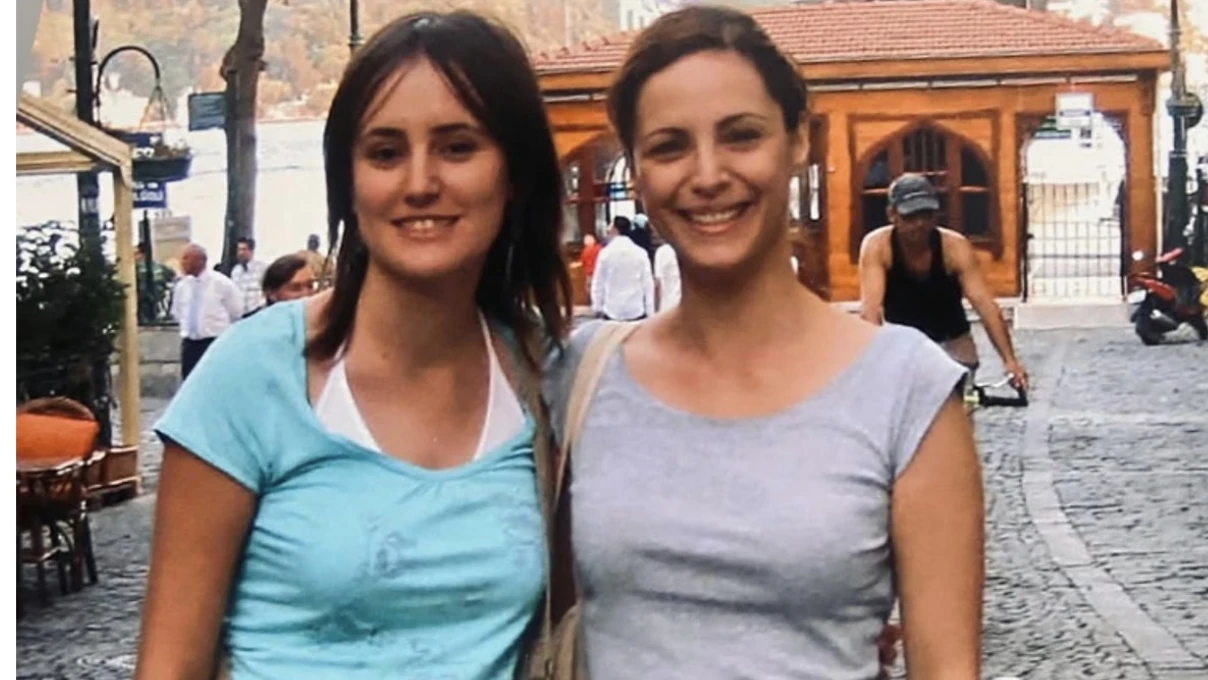 Mine Tugay’ın sosyal medya paylaşımı dikkat çekti! Yıllar içindeki değişimi görenleri şaşırttı 4 Asli 2026 03 29T141315.392