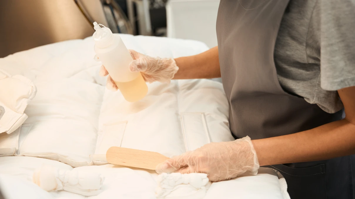 Koltuktaki çay lekesini çıkaran en doğal karışım! İki malzeme bir tencere kapağı 4 Asli 31