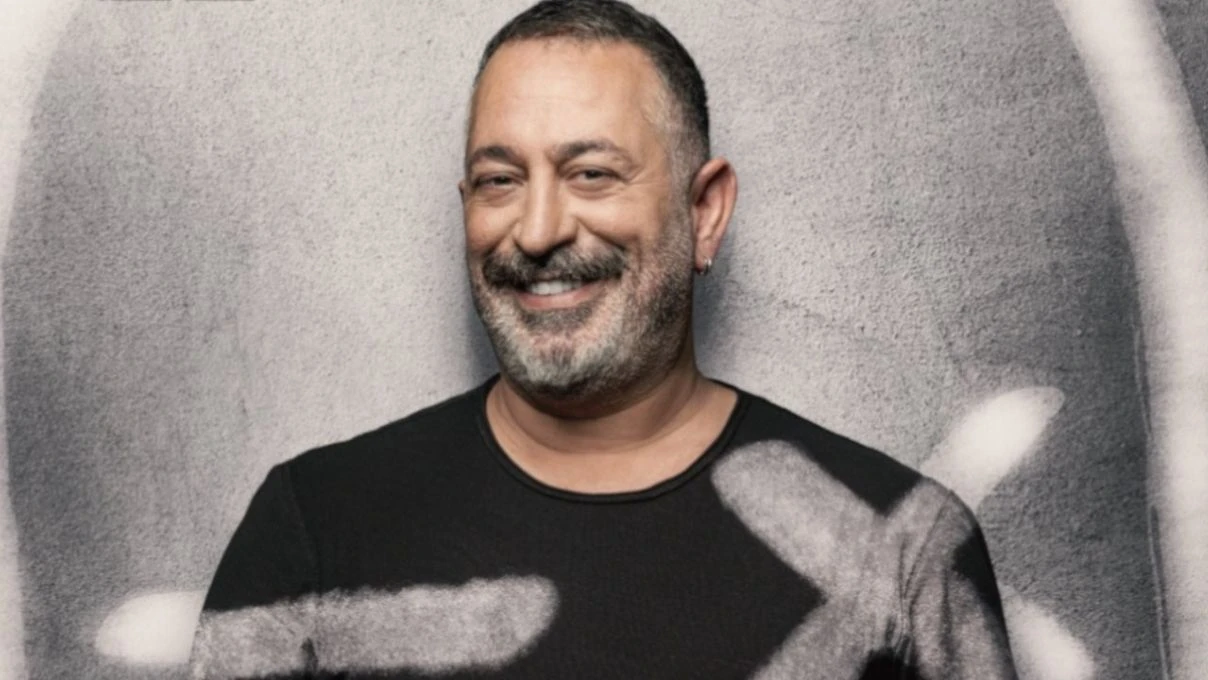 Cem Yılmaz kız arkadaşıyla el ele görüntülendi! Ünlü komedyenin eski sevgilisi Rüya Demirbulut ile yeniden aşk yaşadığı iddia edildi