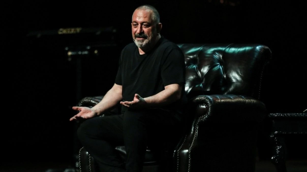 Cem Yılmaz kız arkadaşıyla el ele görüntülendi! Ünlü komedyenin eski sevgilisi Rüya Demirbulut ile yeniden aşk yaşadığı iddia edildi