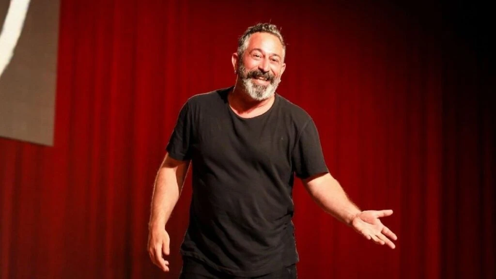 Cem Yılmaz kız arkadaşıyla el ele görüntülendi! Ünlü komedyenin eski sevgilisi Rüya Demirbulut ile yeniden aşk yaşadığı iddia edildi