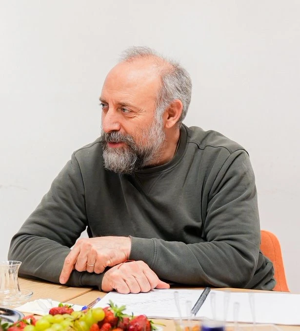 İmroz’da Bahar filminin okuma provası fotoğrafları paylaşıldı! Halit Ergenç ve Meryem Uzerli yıllar sonra bir arada 5 Halit Ergenc