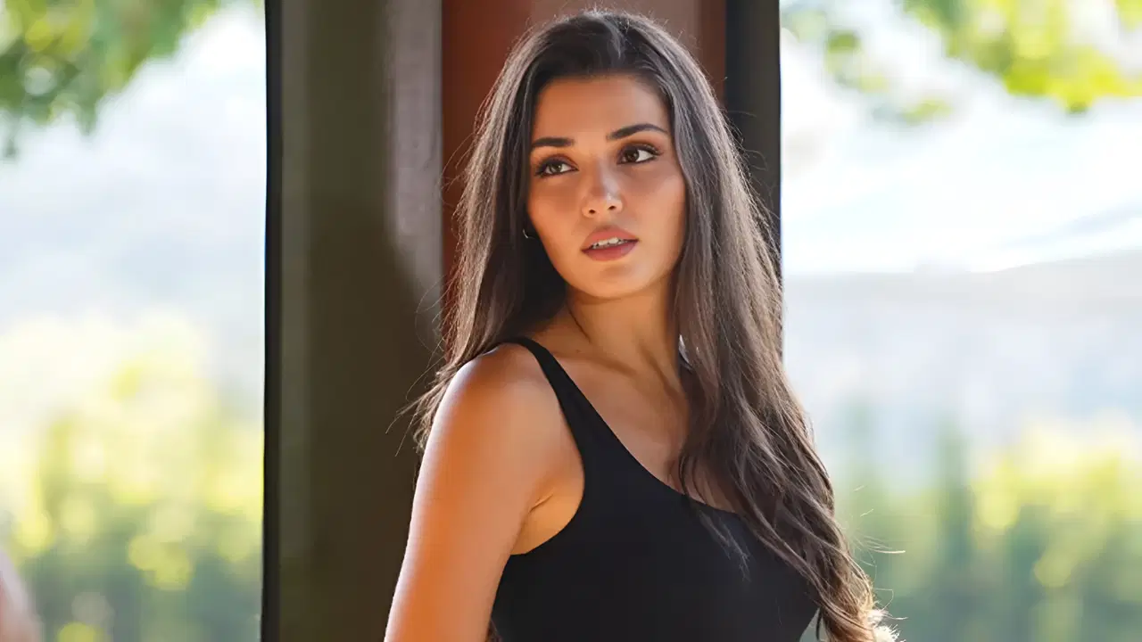 Hande Erçel'in adliyeye gelirken giydiği kabanın fiyatı dudak uçuklattı! Yorumlar peş peşe geldi 5 Hande Ercel 1