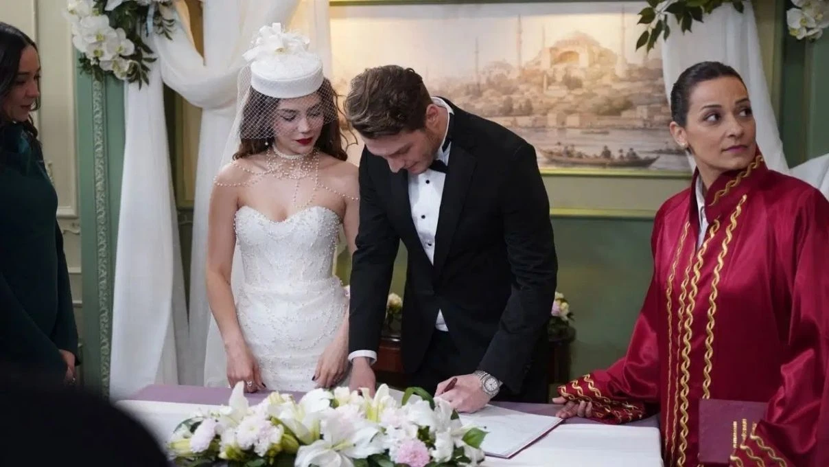 Aynı Yağmur Altında dizisinin finalinin ardından Bahar Şahin’den bomba gönderme! “Senaristlere çift bile değiştirebiliyoruz”