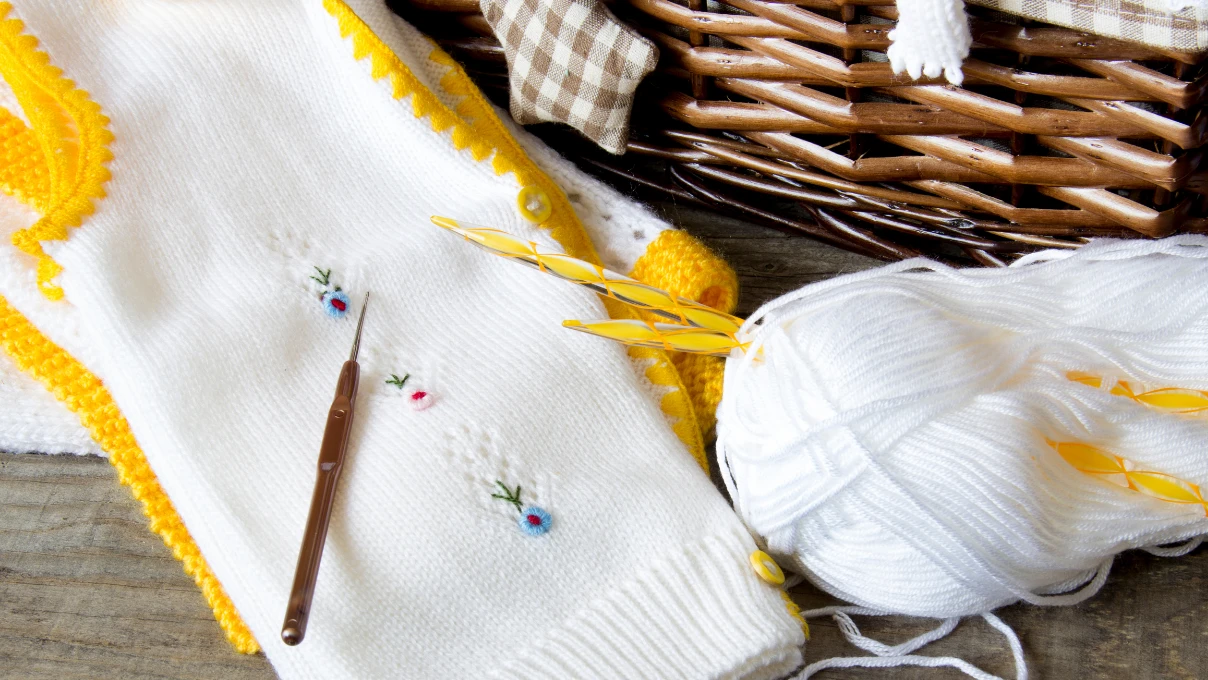 Bebekler için tığla yapılan örgü ince yelek modelleri 2026 5 bebek 2