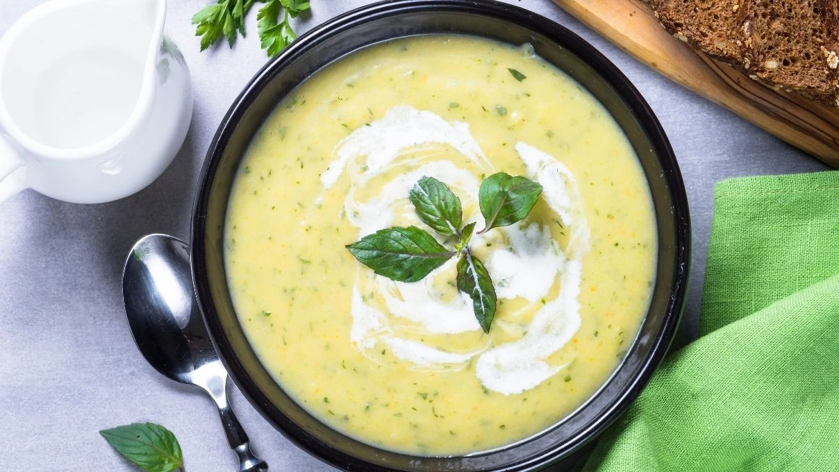 Ramazan sofralarının vazgeçilmezi! Mideyi yormayan sağlıklı çorba tarifleri 