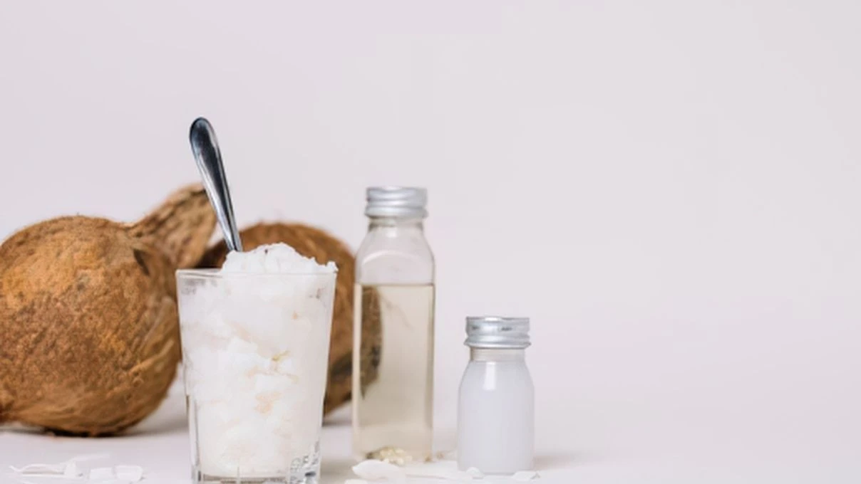 Diz ve dirsek kararmalarına evde çözüm! Toz şeker ve Hindistan cevizi yağı