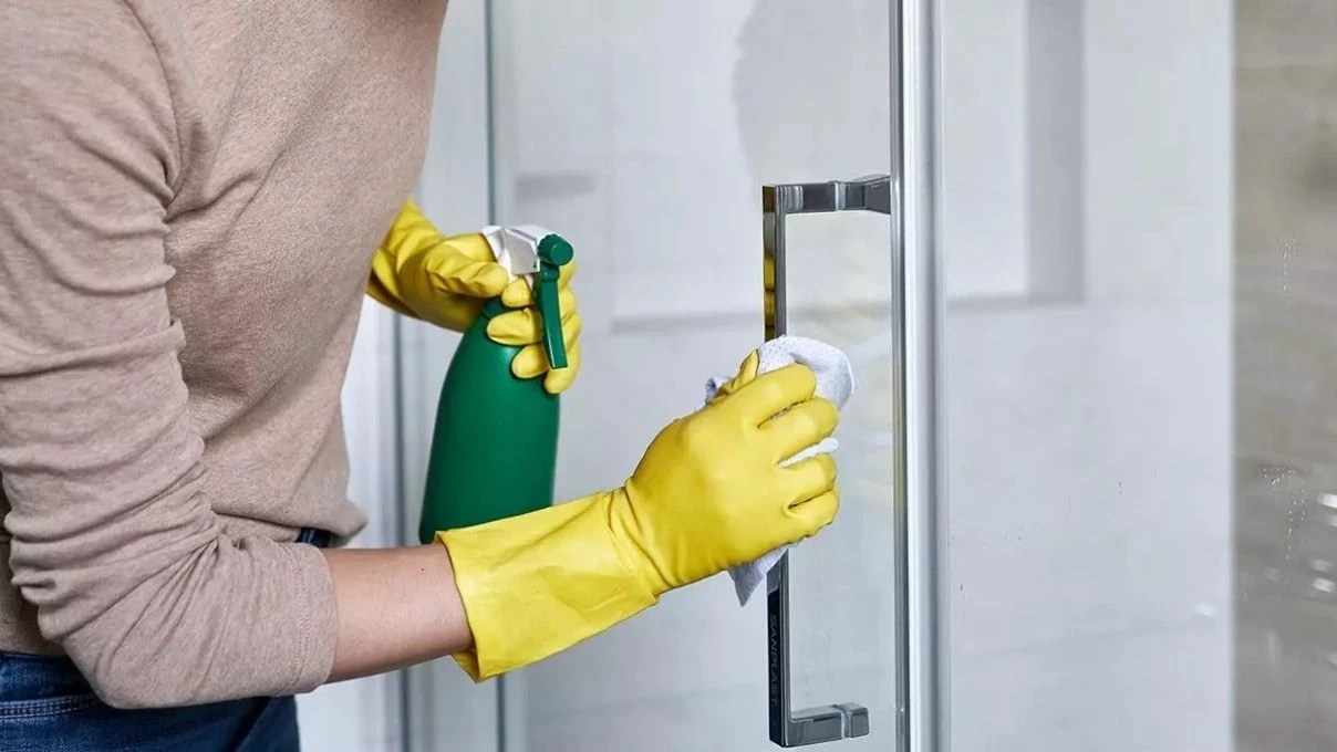 Duşakabinleri patlatmadan temizlemenin en pratik yolu! Kireç tutmaz, küflenmez