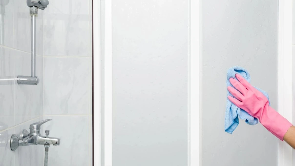 Duşakabinleri patlatmadan temizlemenin en pratik yolu! Kireç tutmaz, küflenmez