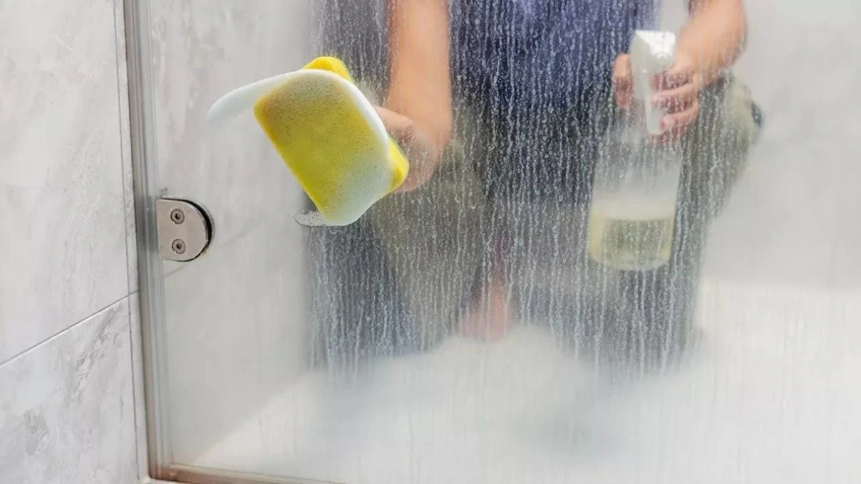 Duşakabinleri patlatmadan temizlemenin en pratik yolu! Kireç tutmaz, küflenmez