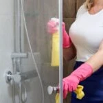 Duşakabinleri patlatmadan temizlemenin en pratik yolu! Kireç tutmaz, küflenmez