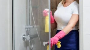 Duşakabinleri patlatmadan temizlemenin en pratik yolu!