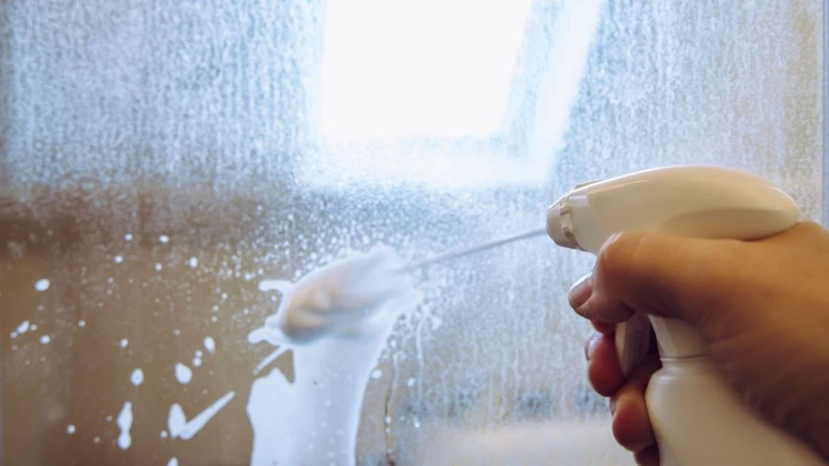 Duşakabinleri patlatmadan temizlemenin en pratik yolu! Kireç tutmaz, küflenmez