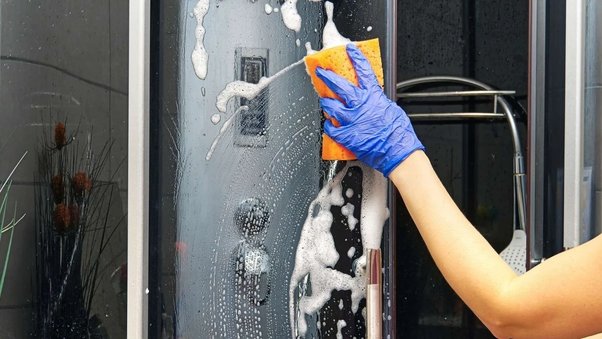 Duşakabinleri patlatmadan temizlemenin en pratik yolu! Kireç tutmaz, küflenmez