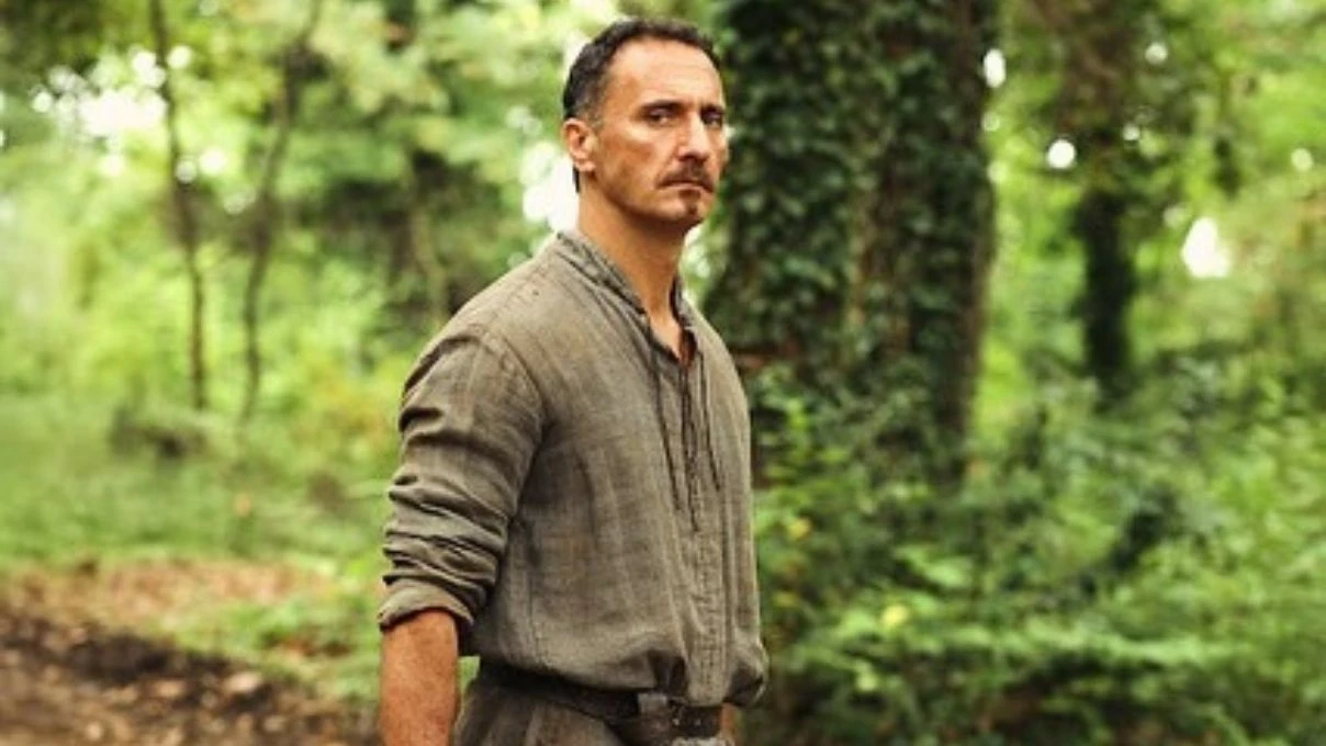 Fırat Çelik Operasyon Alesta’nın kadrosuna dahil oldu! Başarılı oyuncu Fransız Julien rolüyle geliyor! 8 firat celik kimdir