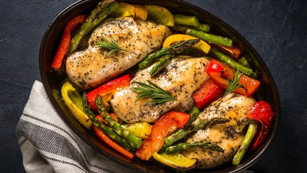 İftara hafif ama doyurucu lezzet! Tavuk ve biberli fırın tarifi