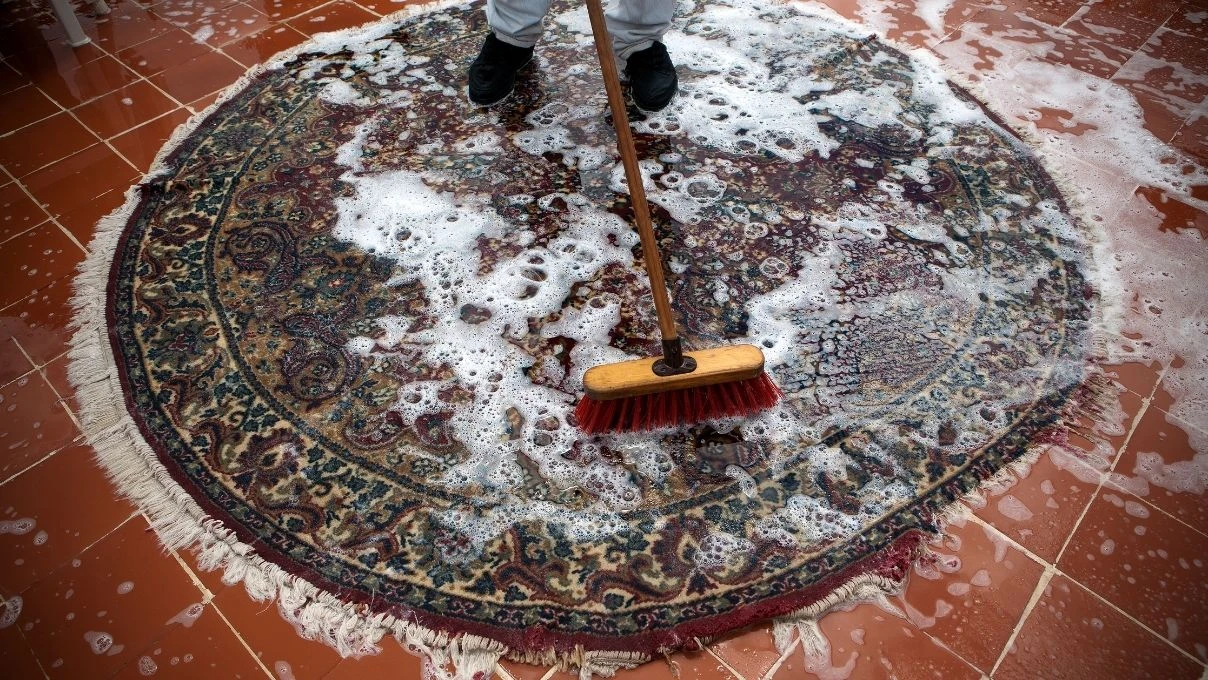 Halı yıkamaya tonlarca para vermeyin! Evde halıları yıkamadan da parlatabilirsiniz 5 Halı yıkamaya tonlarca para vermeyin! Evde halıları yıkamadan da parlatabilirsiniz