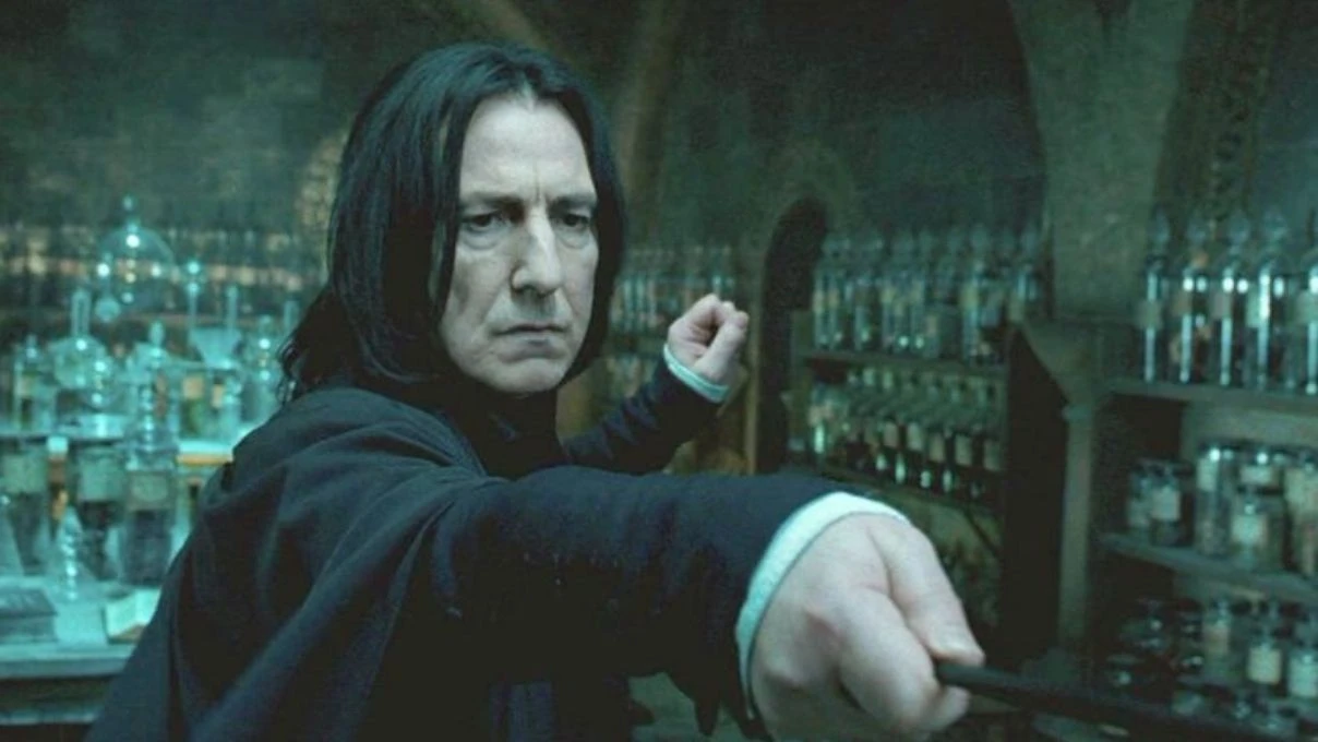 Harry Potter dizisinin fragmanına 'Profesör Severus Snape' karakterinin değişimi damga vurdu! Seyircinin tepkileri çığ gibi büyüdü 4 Harry Potter dizisinin fragmanına 'Profesör Severus Snape' karakterinin değişimi damga vurdu! Seyircinin tepkileri çığ gibi büyüdü