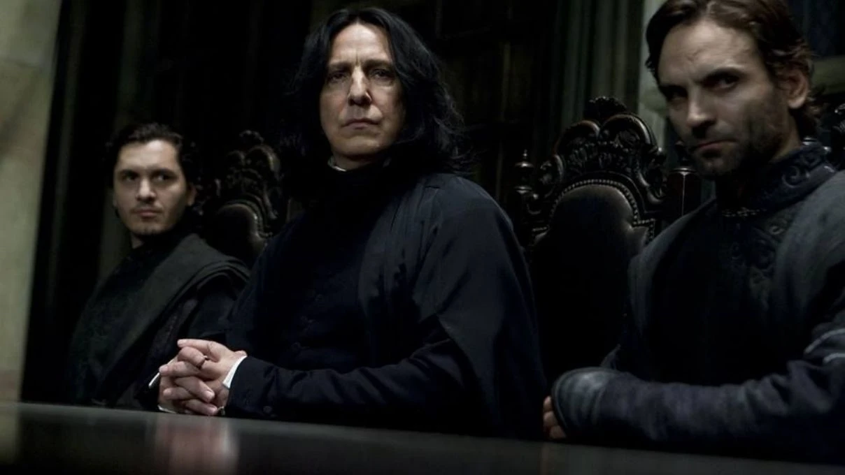 Harry Potter dizisinin fragmanına 'Profesör Severus Snape' karakterinin değişimi damga vurdu! Seyircinin tepkileri çığ gibi büyüdü 6 Harry Potter dizisinin fragmanına 'Profesör Severus Snape' karakterinin değişimi damga vurdu! Seyircinin tepkileri çığ gibi büyüdü