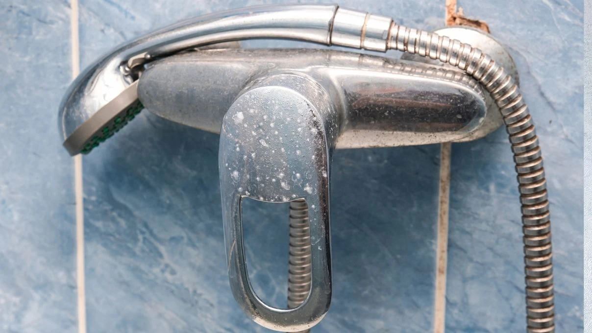 Kireçlenmiş musluklara son! Aynalardan bile pasparlak olacak 5 Kireçlenmiş musluklara son! Aynalardan bile pasparlak olacak