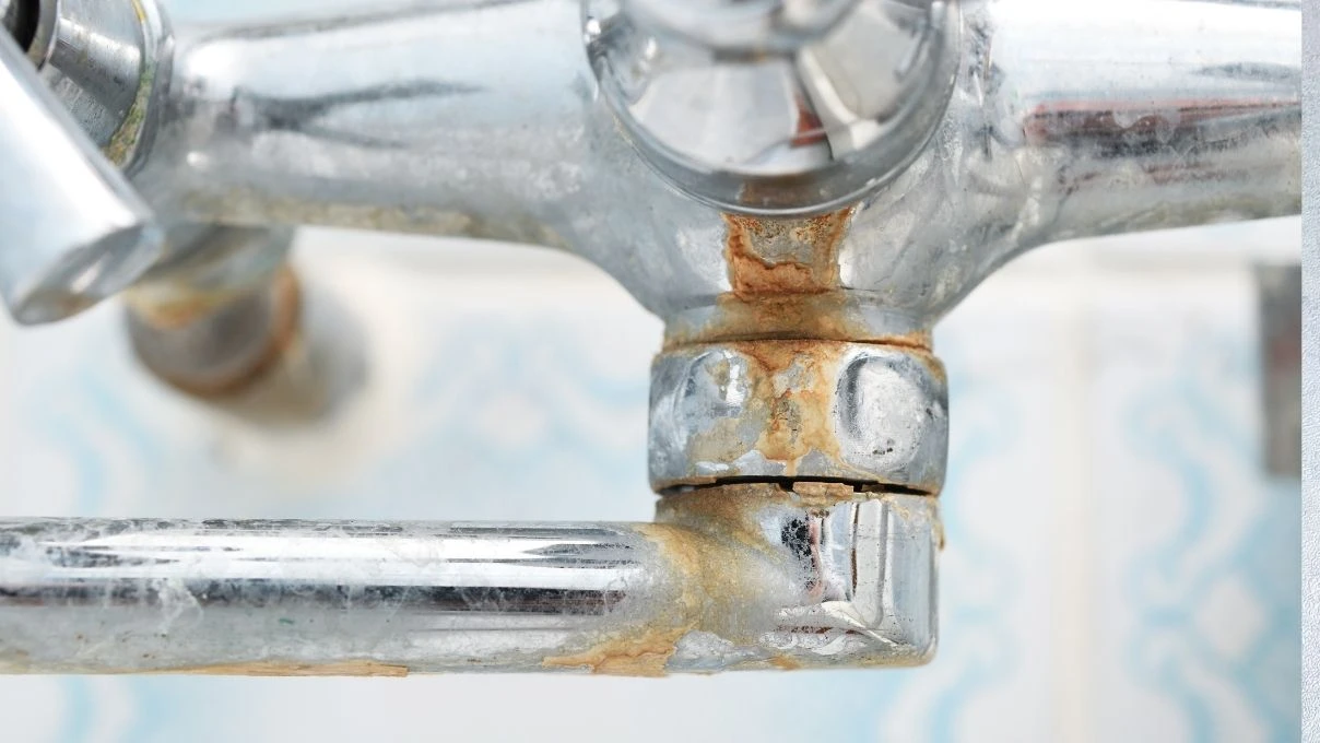 Kireçlenmiş musluklara son! Aynalardan bile pasparlak olacak 8 Kireçlenmiş musluklara son! Aynalardan bile pasparlak olacak