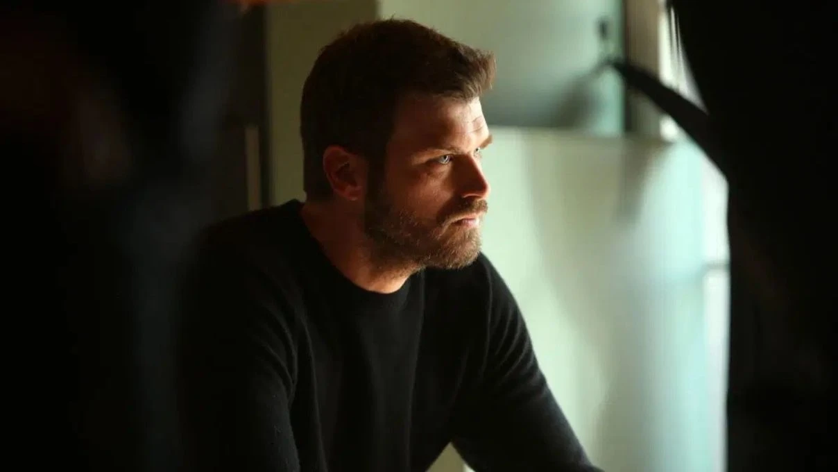 Kıvanç Tatlıtuğ’un kombininin fiyatı ağızları açık bıraktı! Ünlü oyuncu çiğ sarısı saçlarıyla dikkat çekmişti