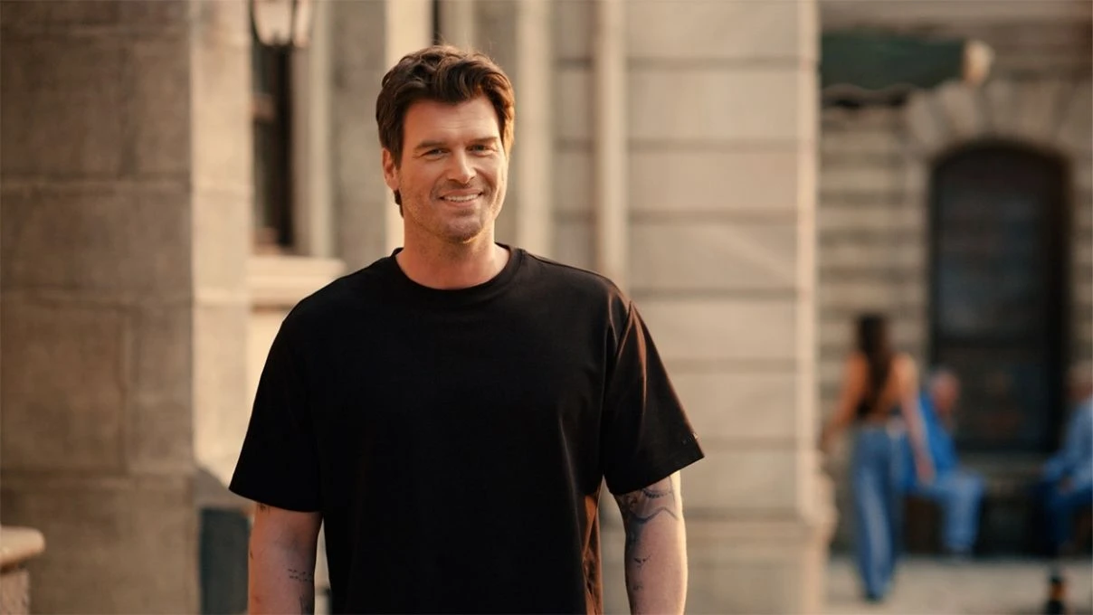 Kıvanç Tatlıtuğ’un kombininin fiyatı ağızları açık bıraktı! Ünlü oyuncu çiğ sarısı saçlarıyla dikkat çekmişti