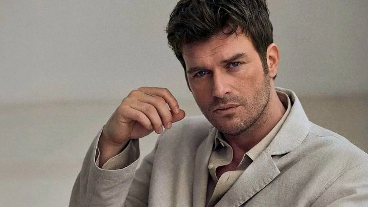 Kıvanç Tatlıtuğ’un kombininin fiyatı ağızları açık bıraktı! Ünlü oyuncu çiğ sarısı saçlarıyla dikkat çekmişti