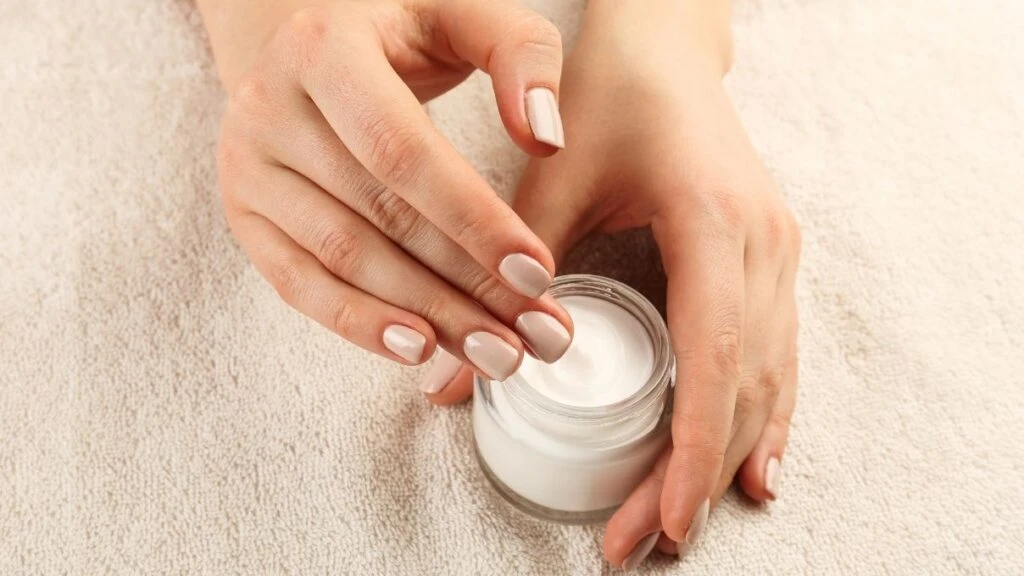 Kurumuş el ayaklar için evde kendi nemlendiricinizi yapın! Asırlık tarif