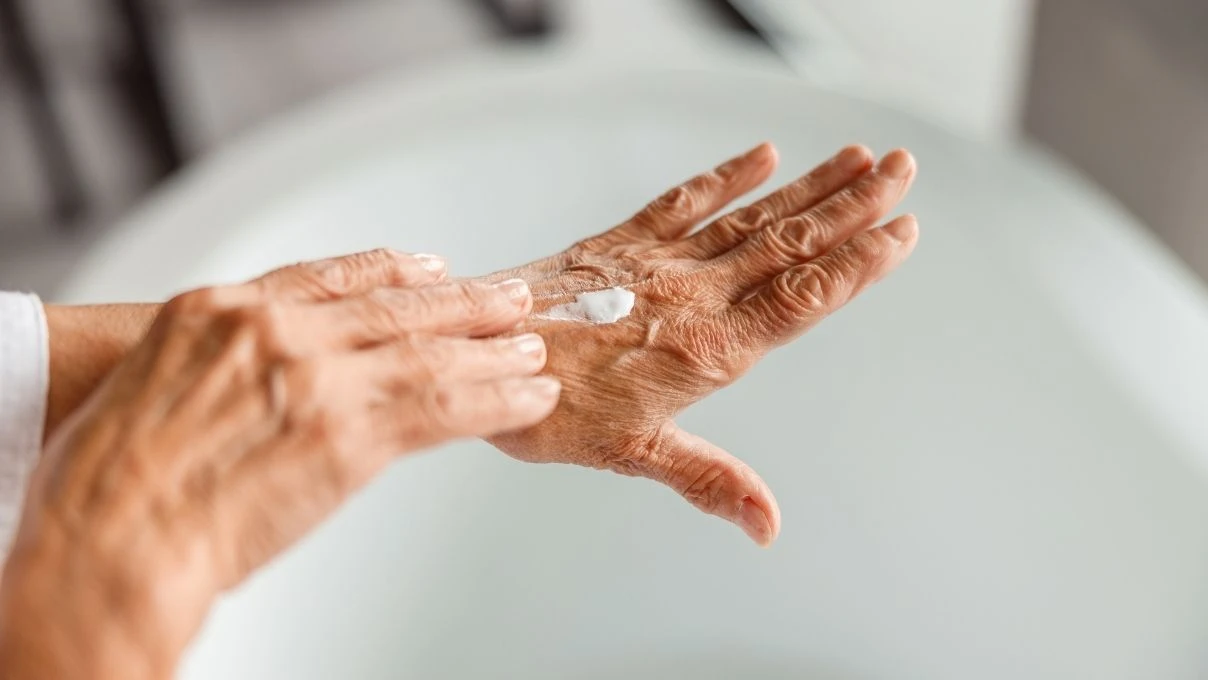 Kurumuş el ayaklar için evde kendi nemlendiricinizi yapın! Asırlık tarif