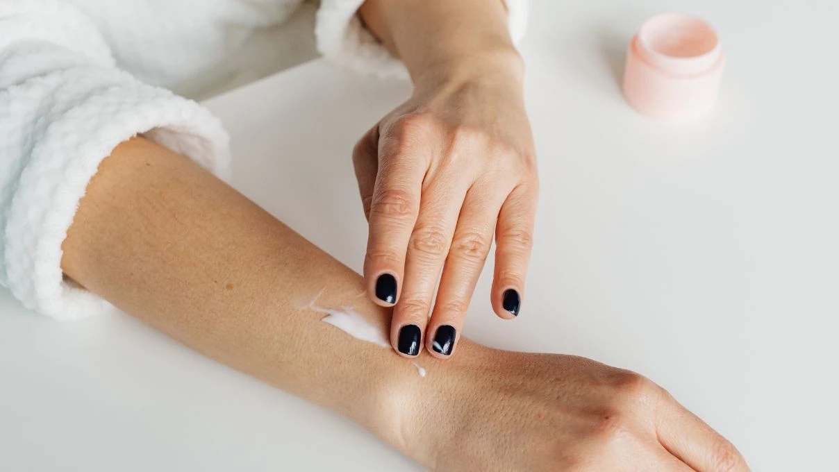 Kurumuş el ayaklar için evde kendi nemlendiricinizi yapın! Asırlık tarif