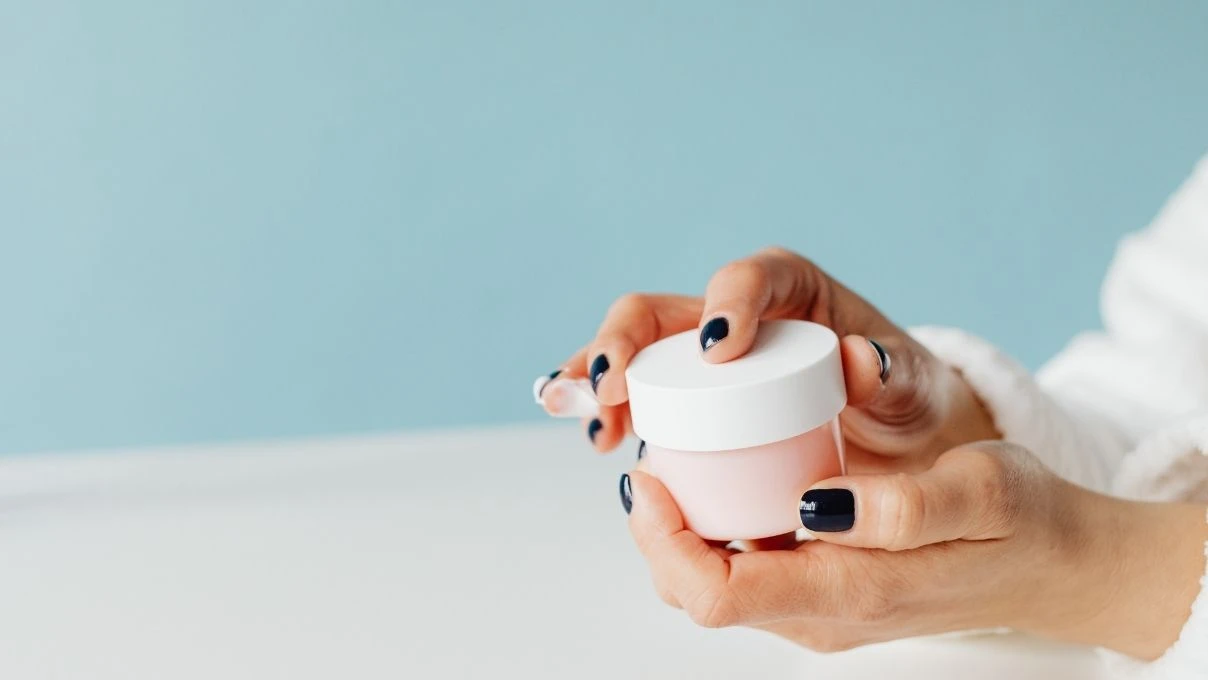 Kurumuş el ayaklar için evde kendi nemlendiricinizi yapın! Asırlık tarif