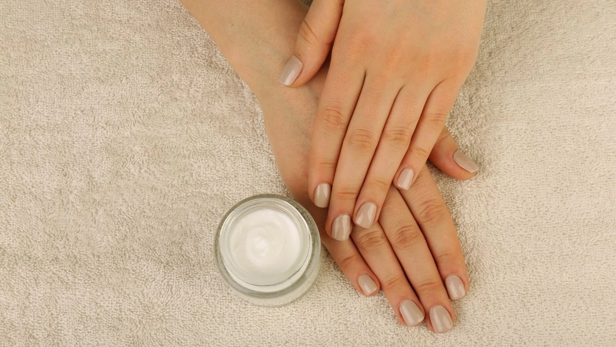 Kurumuş el ayaklar için evde kendi nemlendiricinizi yapın! Asırlık tarif