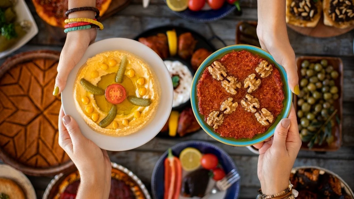 İftar sofralarınızı şenlendirecek meze tarifleri! Ana yemeği aratmıyor