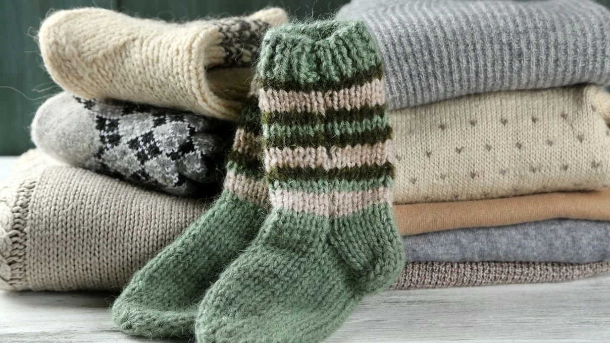 Yaz kış fark etmez ayakları üşüyen kişiler için Pinterest modası örgü çorap modelleri 2026!