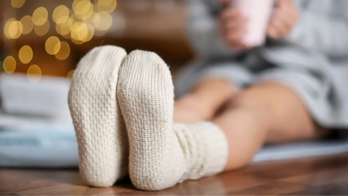 Yaz kış fark etmez ayakları üşüyen kişiler için Pinterest modası örgü çorap modelleri 2026!
