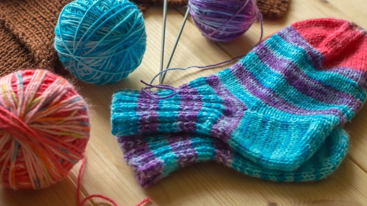 Yaz kış fark etmez ayakları üşüyen kişiler için Pinterest modası örgü çorap modelleri 2026!