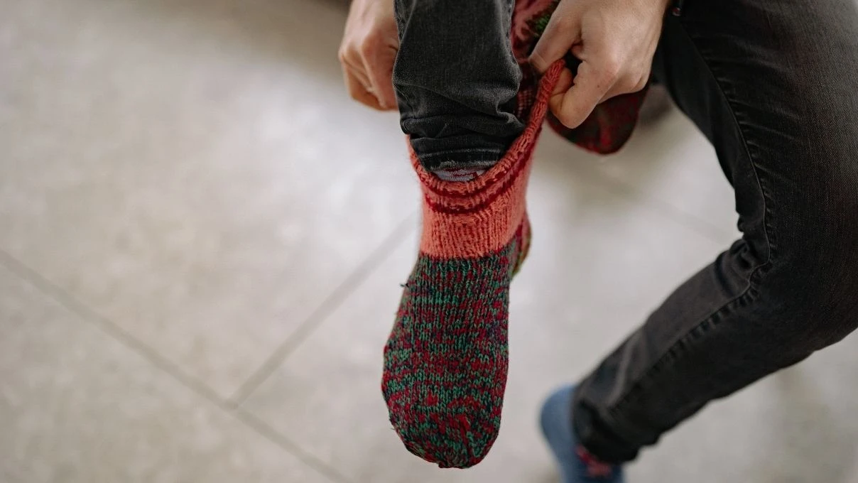 Yaz kış fark etmez ayakları üşüyen kişiler için Pinterest modası örgü çorap modelleri 2026!