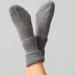 Yaz kış fark etmez ayakları üşüyen kişiler için Pinterest modası örgü çorap modelleri 2026!