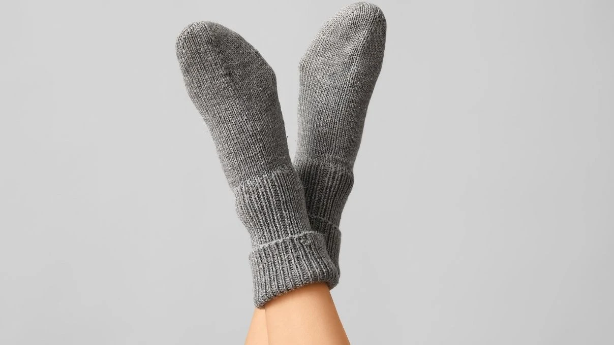 Yaz kış fark etmez ayakları üşüyen kişiler için Pinterest modası örgü çorap modelleri 2026!