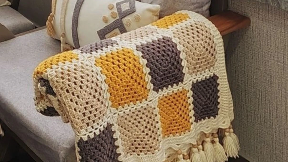 Evinizin şıklığını artıracak örgü kanepe şal modelleri 2026! 