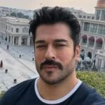 Burak Özçivit’i gören Rus kadın kendinden geçti! Gülümsemesiyle dikkatleri üzerine çekti