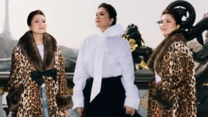 Leopar kombini ve fit görünümü dikkat çekti