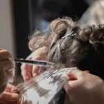 Saçlarınızı evde kolayca 2 ton açabilirsiniz! İşte uzmanlardan yıpratmayan açıcı kullanma teknikleri